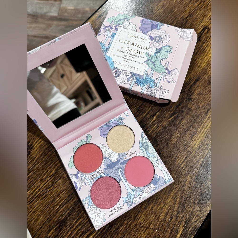 Geranium + Glow - Blush & Highlight Palette in Heliopink​​​​